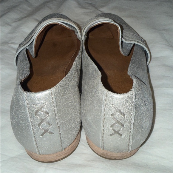 Frye Women’s Silver “ Terri “ Penny Loafers 8.5 EUC